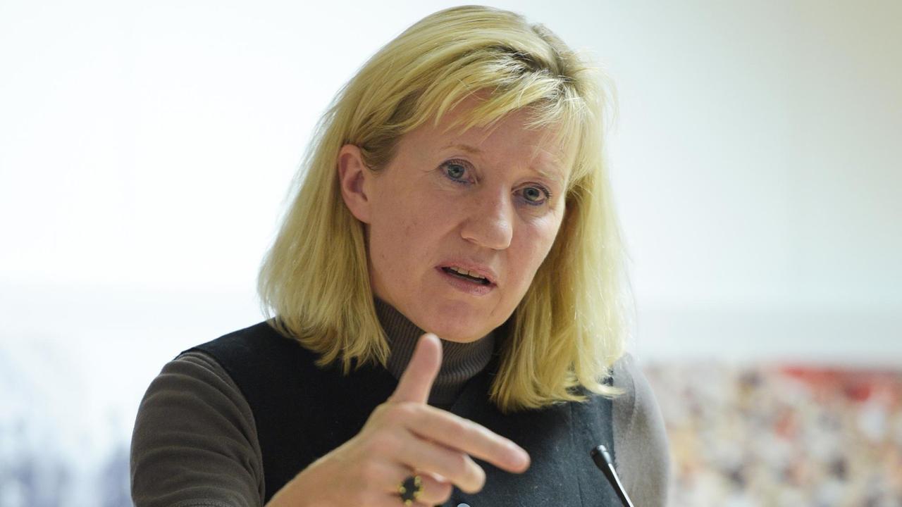 Die Vorsitzende des Doping-Opfer-Hilfe-Vereins, Ines Geipel spricht in ein Mikrofon.