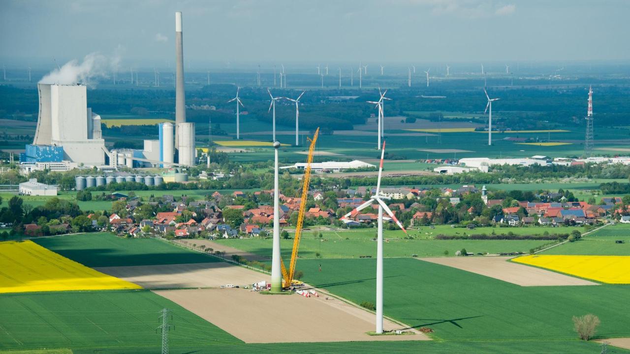 Windräder stehen am 07.05.2015 am Kohlekraftwerk Mehrum in Hohenhameln im Landkreis Peine (Niedersachsen) (Lufaufnahme). 