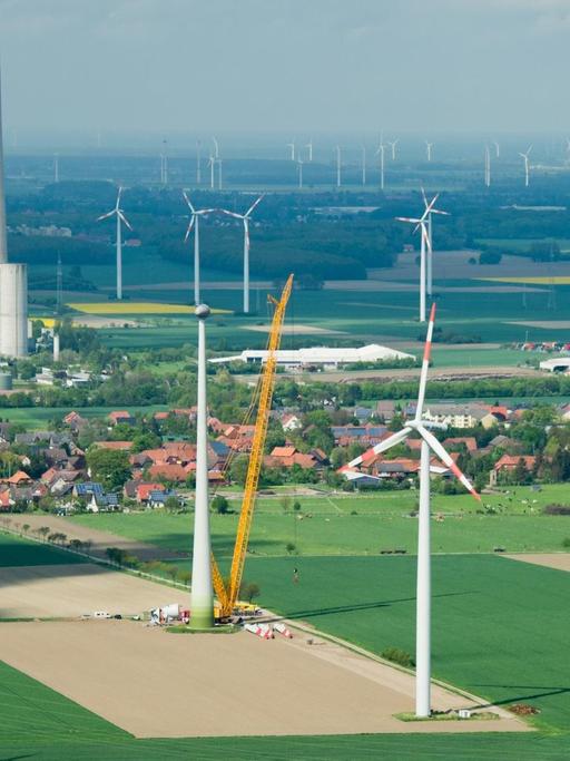 Windräder stehen am 07.05.2015 am Kohlekraftwerk Mehrum in Hohenhameln im Landkreis Peine (Niedersachsen) (Lufaufnahme).