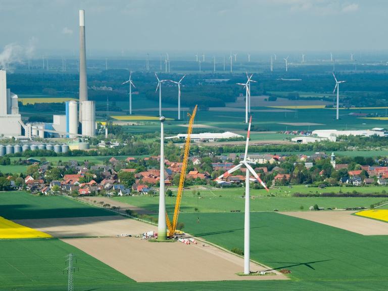 Windräder stehen am 07.05.2015 am Kohlekraftwerk Mehrum in Hohenhameln im Landkreis Peine (Niedersachsen) (Lufaufnahme).