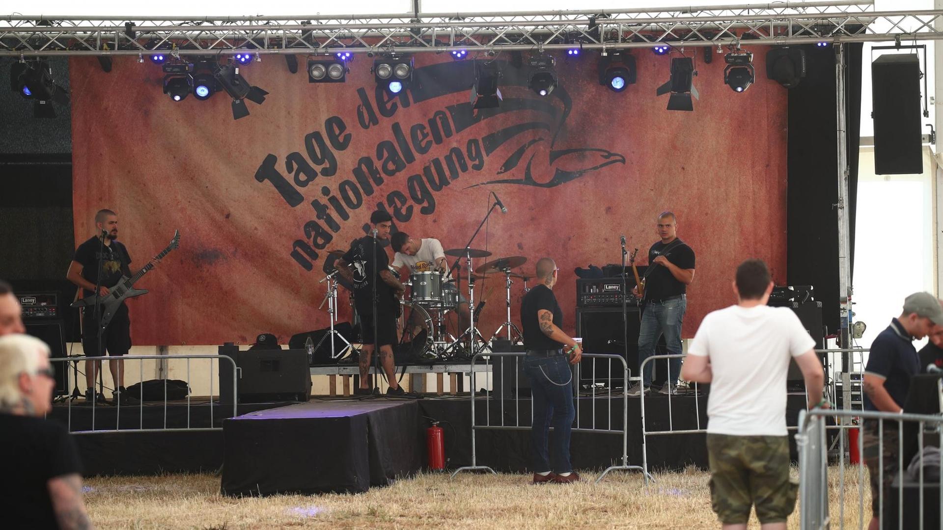 05.07.2019, Thüringen, Themar: Das Foto zeigt Besucher auf dem Veranstaltungsgelände beim Rechtsrock-Festival vor einer Bühne