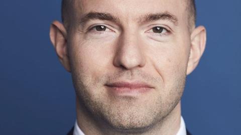 Ein Portrait-Foto des gesuchten Jan Marsalek im Anzug.