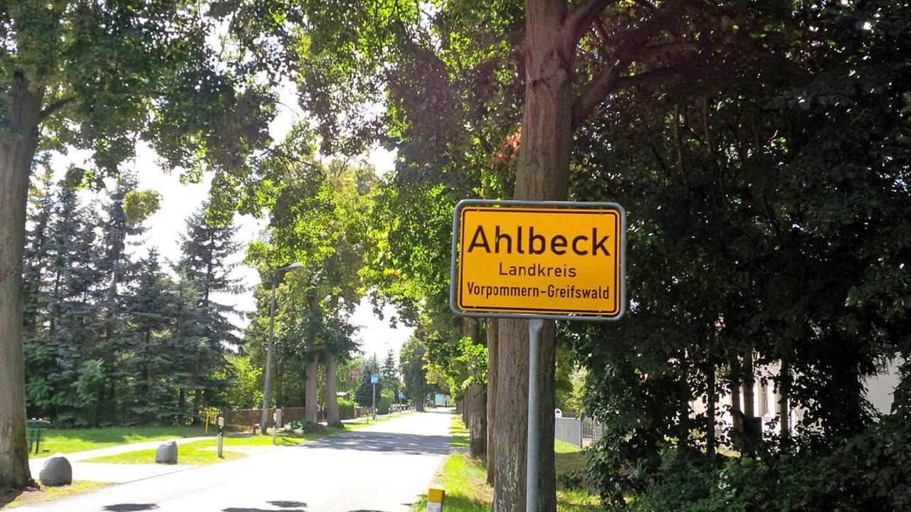 Ortschild von Ahlbeck auf der Ostseeinsel Usedom