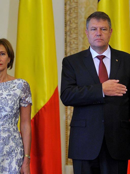 Der neue rumänische Präsident Klaus Johannis steht im Rahmen seiner Vereidigung neben seiner Frau Carmen.