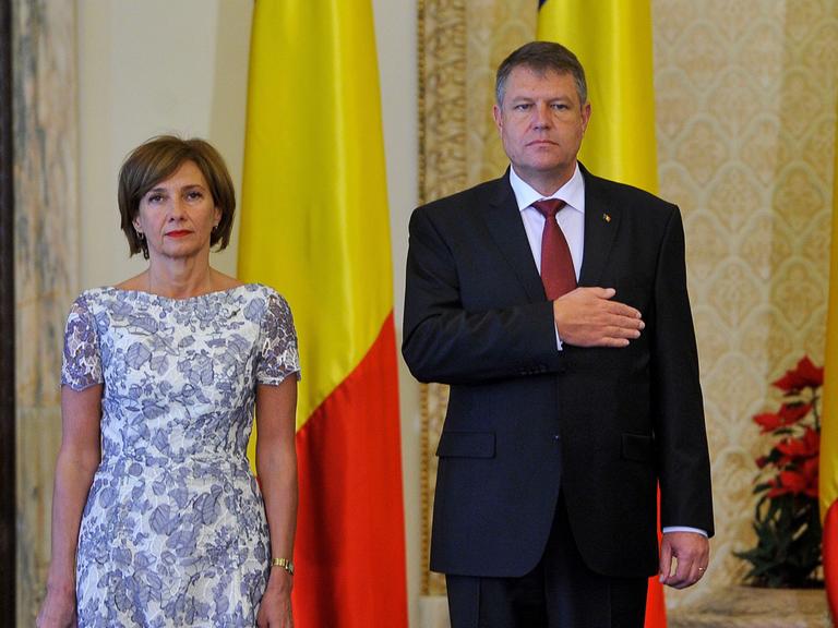 Der neue rumänische Präsident Klaus Johannis steht im Rahmen seiner Vereidigung neben seiner Frau Carmen.