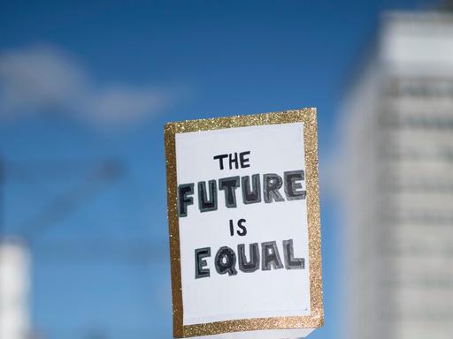 Das Foto zeigt ein Plakat mit der Aufschrift "The Future Is Equal", aufgenommen bei einer Demonstartion am Internationalen Frauentag am 8. März in Berlin.