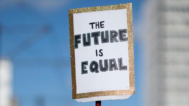 Das Foto zeigt ein Plakat mit der Aufschrift "The Future Is Equal", aufgenommen bei einer Demonstartion am Internationalen Frauentag am 8. März in Berlin.