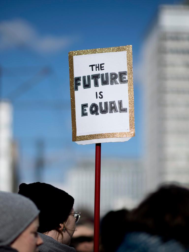 Das Foto zeigt ein Plakat mit der Aufschrift "The Future Is Equal", aufgenommen bei einer Demonstartion am Internationalen Frauentag am 8. März in Berlin.