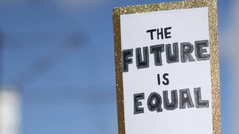 Das Foto zeigt ein Plakat mit der Aufschrift "The Future Is Equal". Das Foto zeigt ein Plakat mit der Aufschrift "The Future Is Equal".
