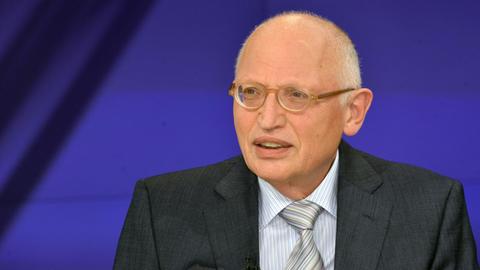 Günter Verheugen, ehemaliger Vizepräsident der EU-Kommission (SPD), während der ZDF-Talksendung "Maybrit Illner".