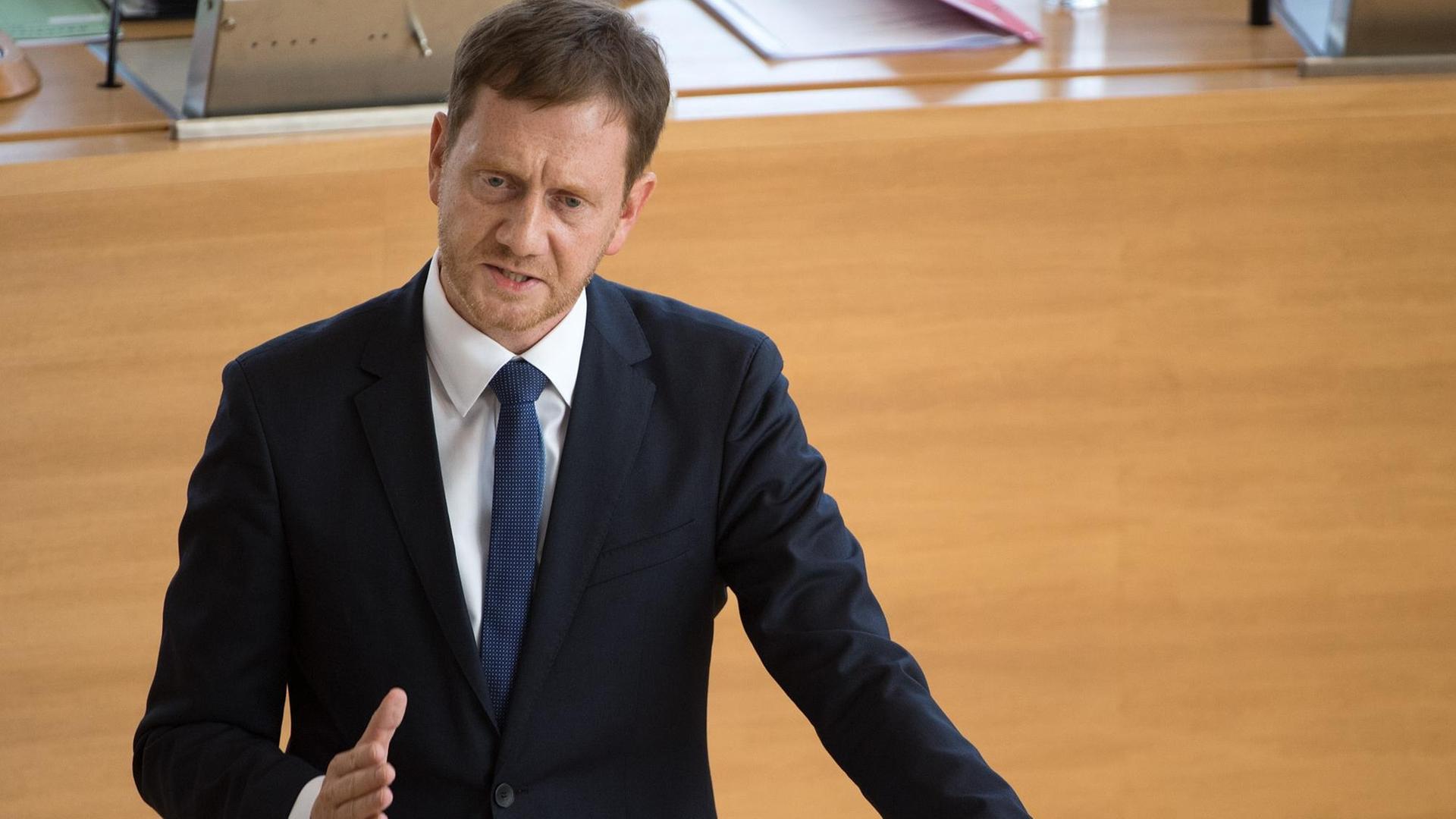Michael Kretschmer (CDU), Ministerpräsident von Sachsen, gibt während der Sitzung des Sächsischen Landtags die Regierungserklärung zum Thema «Für eine demokratische Gesellschaft und einen starken Staat».