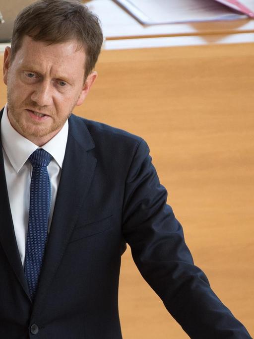Michael Kretschmer (CDU), Ministerpräsident von Sachsen, gibt während der Sitzung des Sächsischen Landtags die Regierungserklärung zum Thema «Für eine demokratische Gesellschaft und einen starken Staat».