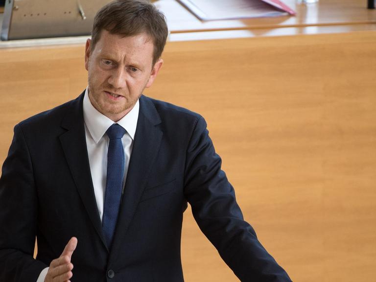 Michael Kretschmer (CDU), Ministerpräsident von Sachsen, gibt während der Sitzung des Sächsischen Landtags die Regierungserklärung zum Thema «Für eine demokratische Gesellschaft und einen starken Staat».
