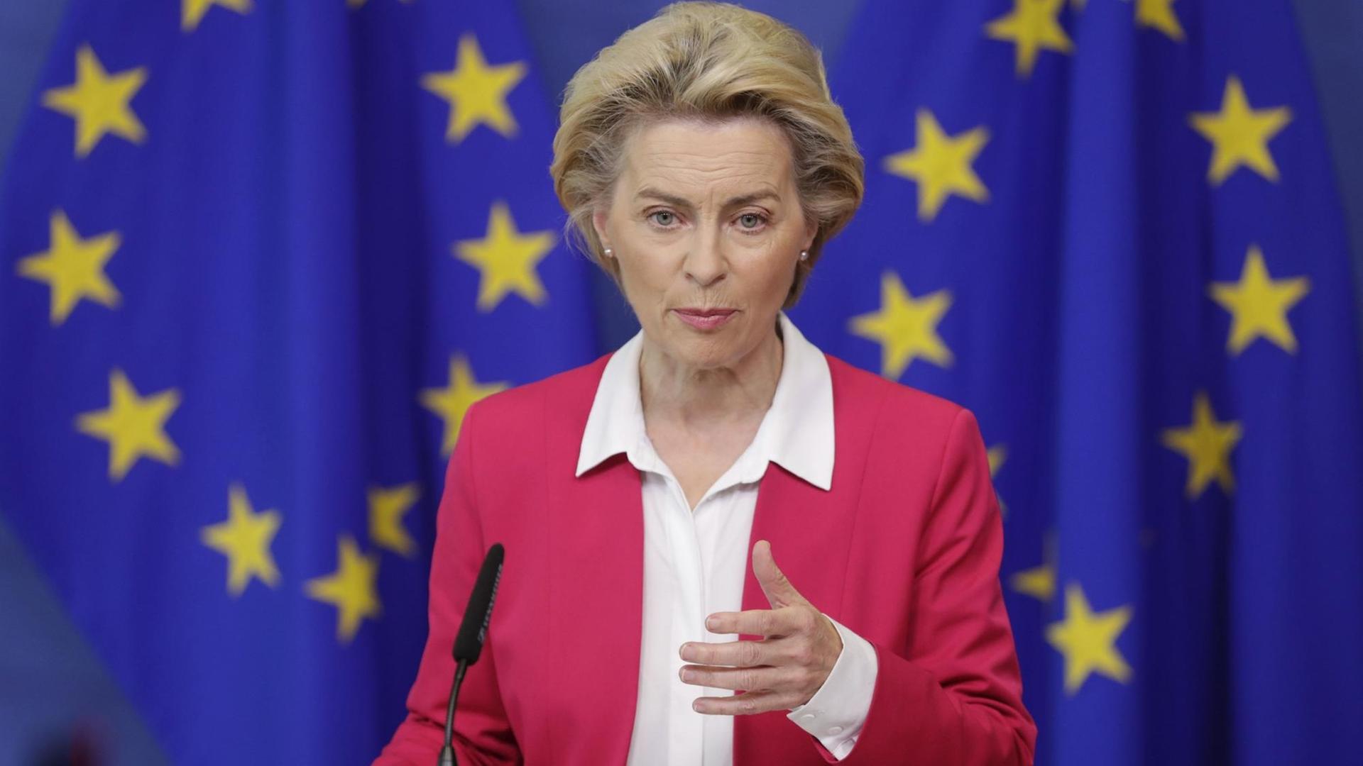 Brüssel: Ursula von der Leyen (CDU), Präsidentin der Europäischen Kommission, gibt am Sitz der Europäischen Kommission in Brüssel eine Presseerklärung ab.