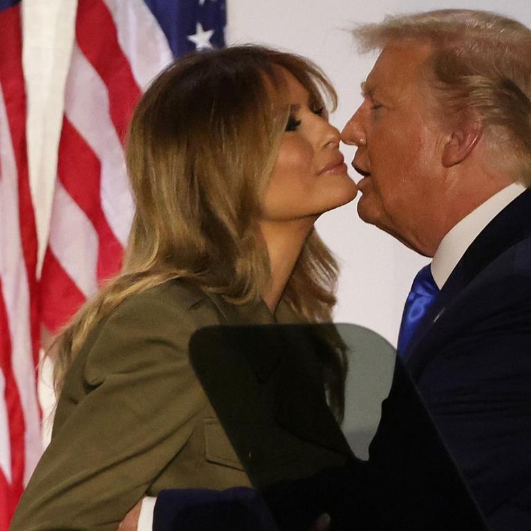 US-Präsident Donald Trump küsst First Lady Melania Trump nach ihrer Ansprache an den Republikanischen Nationalkonvent aus dem Rosengarten im Weißen Haus am 25. August 2020 in Washington, DC.
