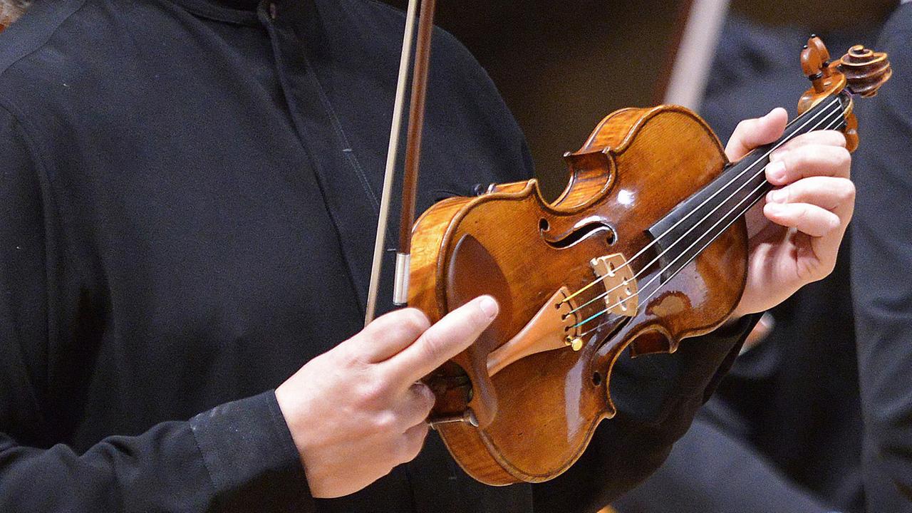 Violinist bei einem Konzert in St. Petersburg