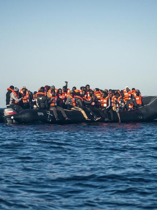 Ein Schlauchboot mit Geflüchteten treibt auf dem Mittelmeer.