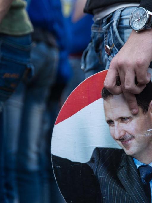 Demonstranten in Latakia bei einer Kundgebung für das Regime Assad
