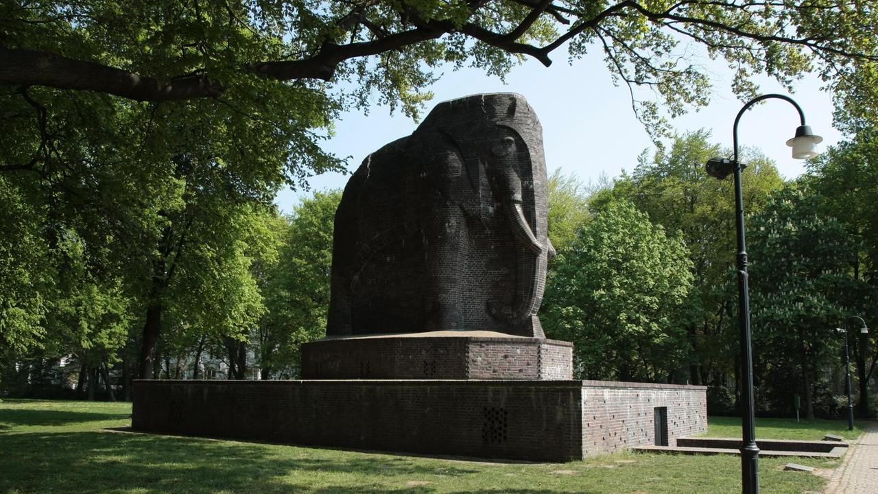Ansicht des Mahnmals in Form eines großen steinernen Elefanten im Nelson-Mandela-Park Bremen.
