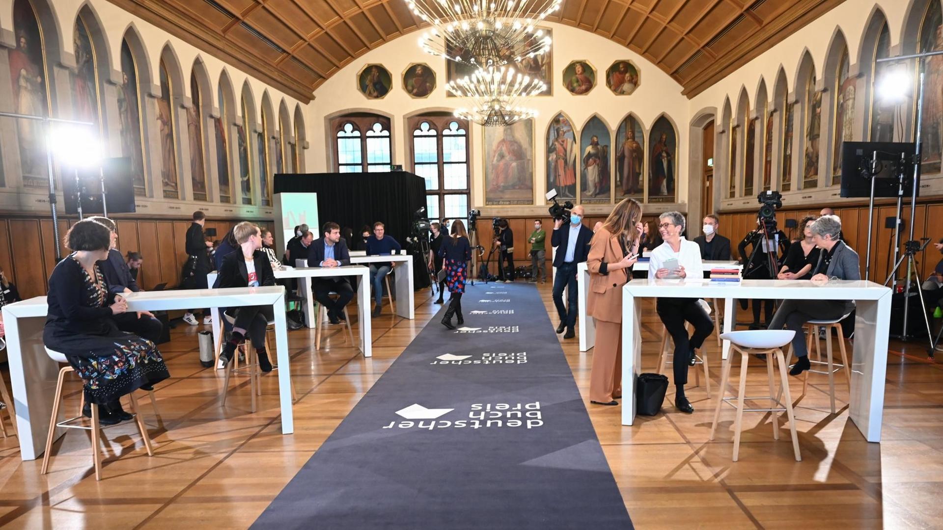 Der Kaisersaal des Frankfurter Römers während der Verleihung des Deutschen Buchpreises 2020: Nur wenige Gäste sitzen an großen weißen Tischen.