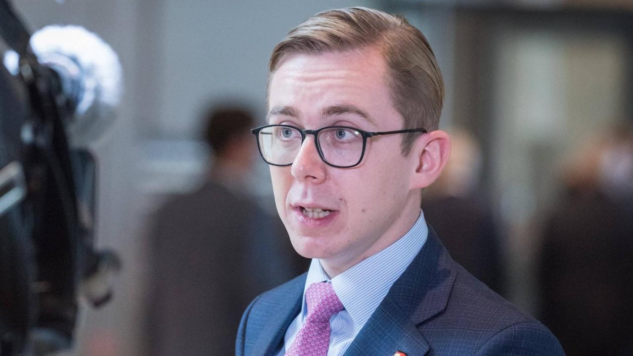 30.10.2020: Im Bild ist Philipp Amthor (CDU) während eines Interviews im deutschen Bundestag zu sehen