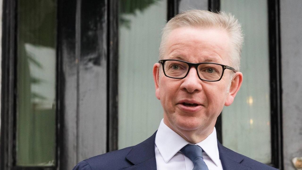 13. Juni 2019 - London, GB, Umweltminister Michael Gove verlässt seine Londoner Wohnung.
June 13, 2019 - London, London, UK - London, UK. Secretary of State for Environment, Food and Rural Affairs and Tory leadership candidate, MICHAEL GOVE MP, leaves his London home this morning. Later today the first Tory leadership ballot will take place. London UK PUBLICATIONxINxGERxSUIxAUTxONLY - ZUMAl94_ 20190613_zaf_l94_014 Copyright: xVickiexFloresx