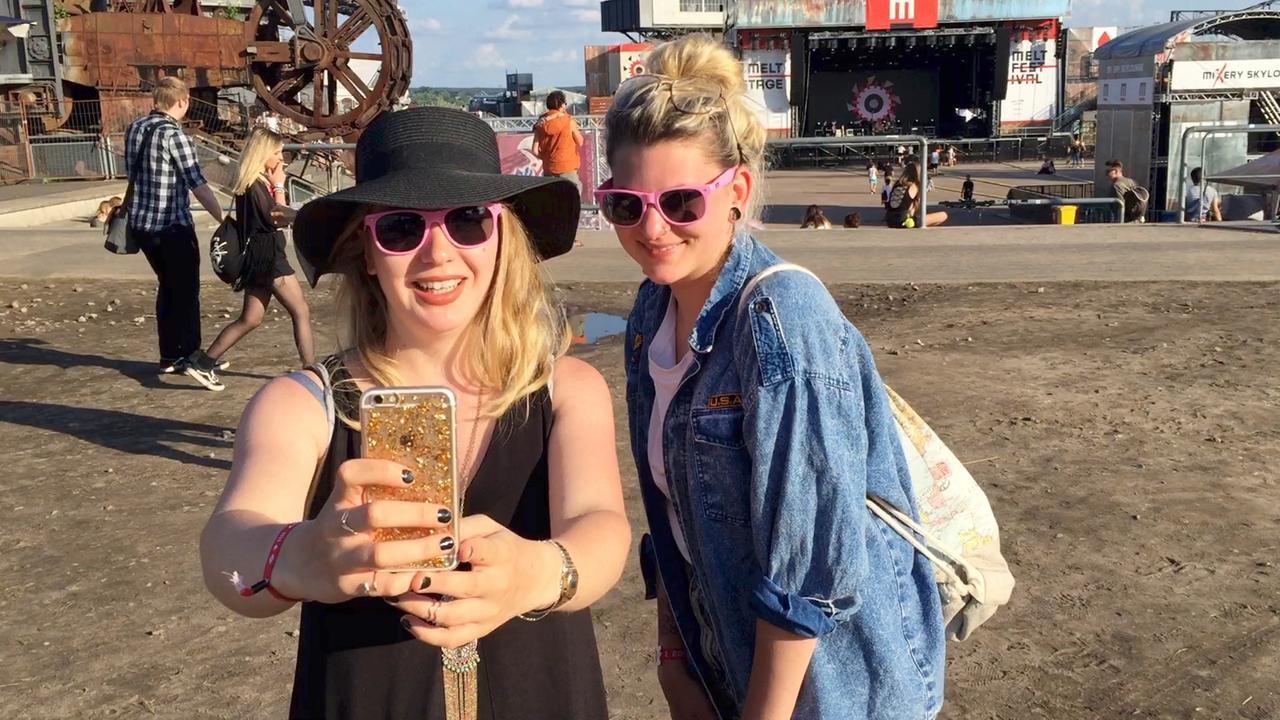 Melt-Festival-Besucherinnen im Selfie-Modus