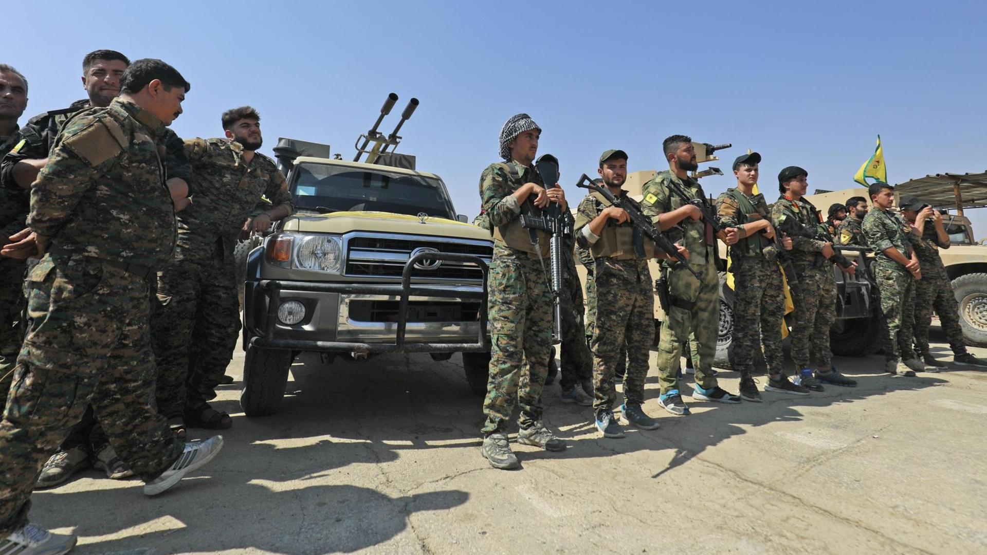 Kämpfer kurdischen Volksverteidigungseinheiten YPG in Syrienstehen in einer Reihe.