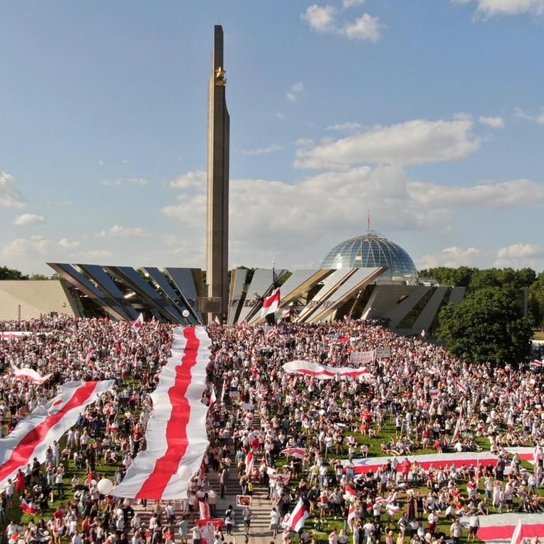 Eine Luftaufnahme zeigt unzählige Demonstranten  am 16. August 2020 in Minsk, Belarus. In der belarussischen Hauptstadt und anderswo im Land gab es täglich Demonstrationen, nachdem Präsident Alexander Lukaschenko den von Kritikern als betrügerisch bezeichneten Wahlsieg vom 9. August verkündet hatte.