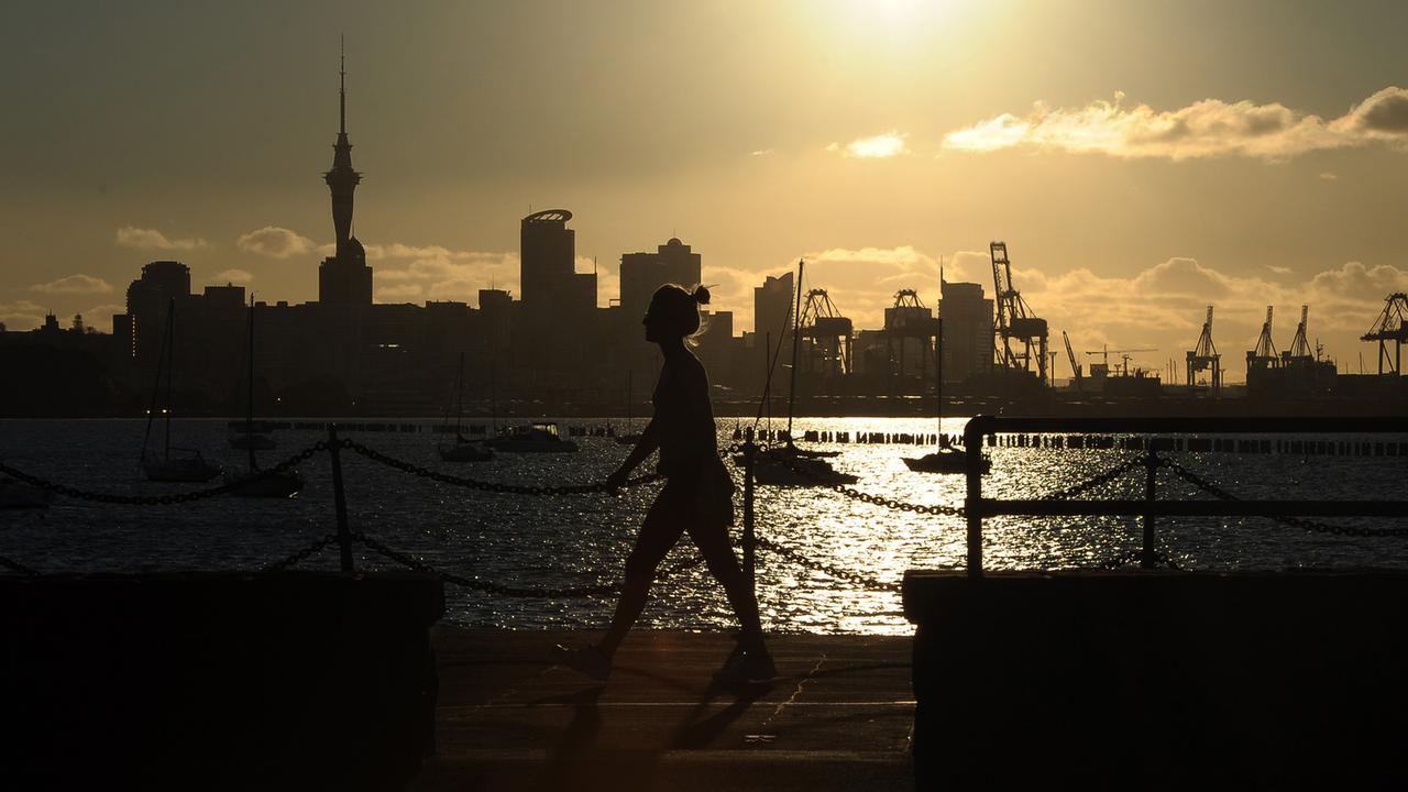 Sonnenuntergang in Auckland, der größten Stadt Neuseelands,  mit zwei großen Häfen im Norden der Nordinsel.