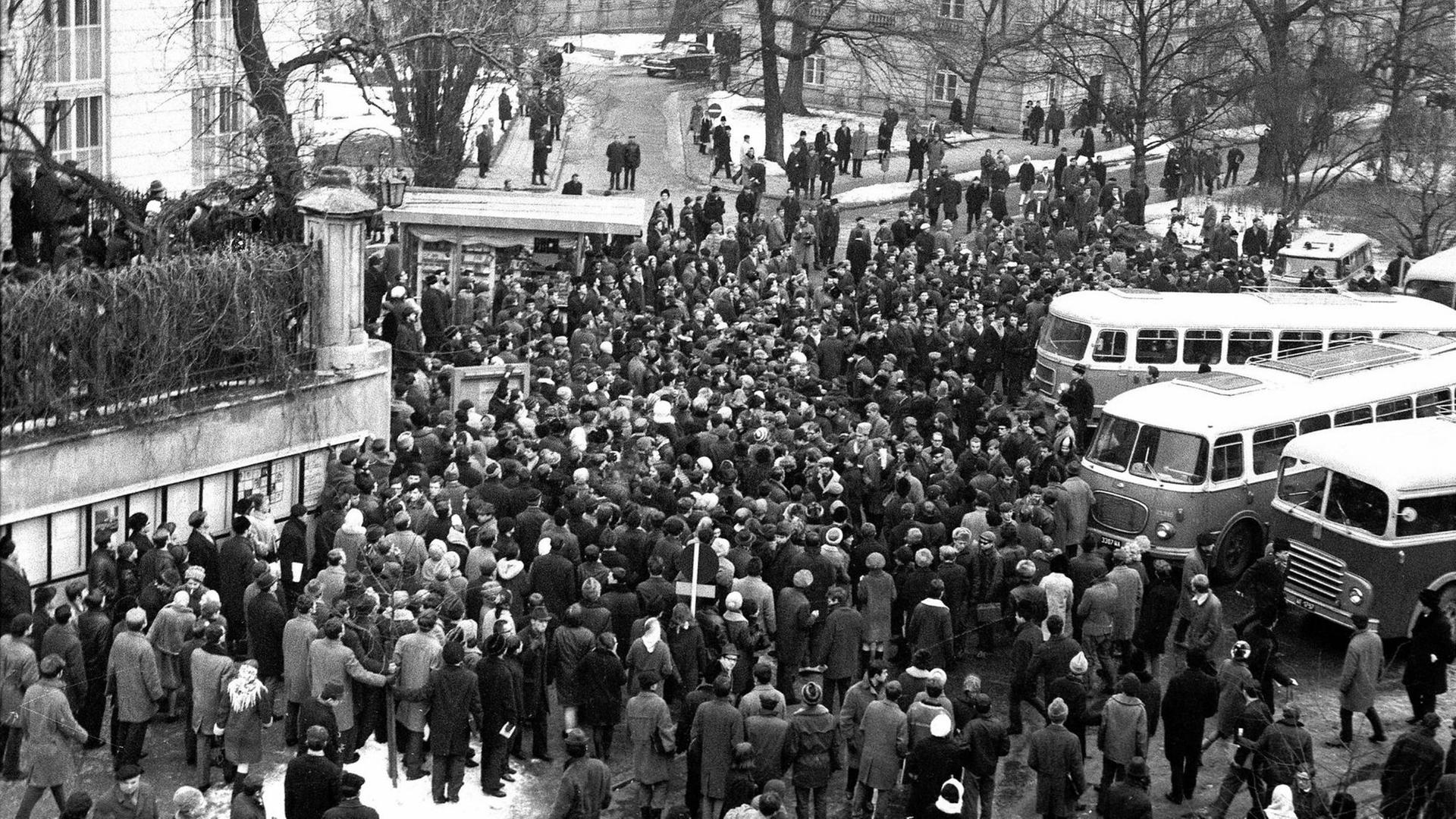 Studentenproteste vor der Zentrale der Kommunistischen Partei Polens in Warschau am 08.03.1968