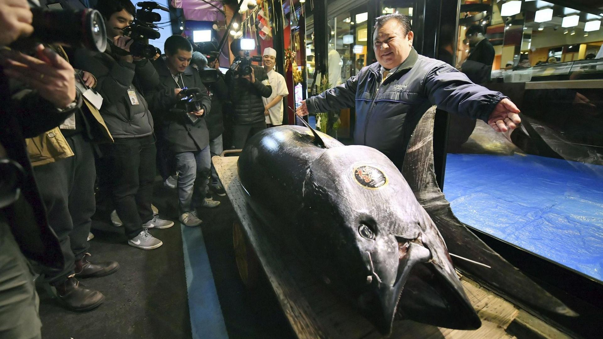 Der Japaner Kiyoshi Kimura zeigt den Blauflossenthunfisch, der auf der jährlichen Neujahrsauktion zu einem Rekordpreis verkauft wurde.