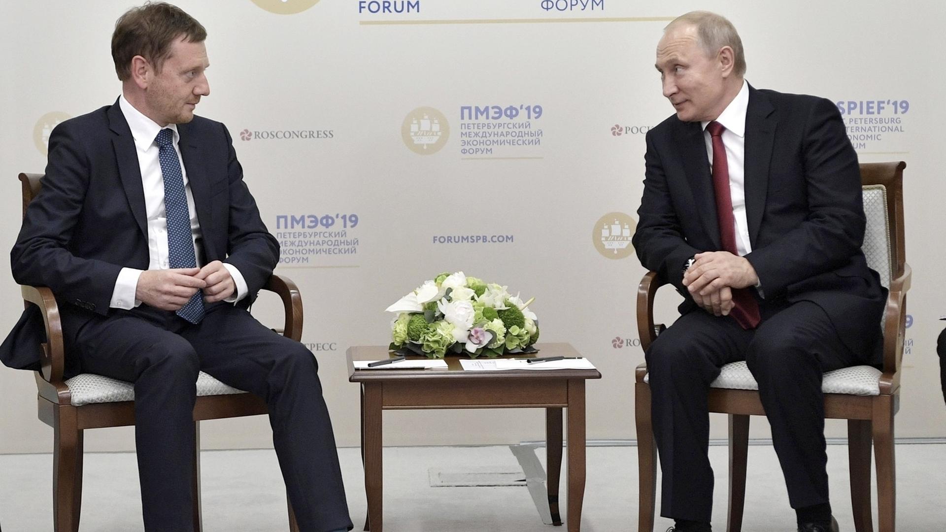 Der russische Präsident Wladimir Putin (rechts) spricht beim Internationalen Wirtschaftsforum in St. Petersburg mit Michael Kretschmer (CDU), Ministerpräsident von Sachsen.