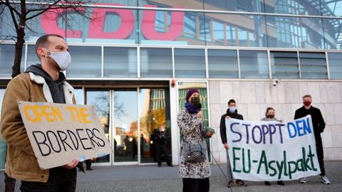 Demonstranten fordern unter dem Motto EU-Asylpakt stoppen Geflüchtete auf Lesbos schützen die Evakuierung griechischer Lager.