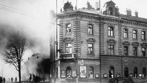 Rauch steigt während eines Straßenkampfes in Wien Anfang 1934 auf.