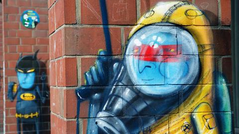 Street-Art in der Bülowstraße in Berlin-Schoeneberg: Die Kunstwerke gehören alle zu Urban Nation, einer internationalen Institution für Urban-Art-Künstler und -Projekte