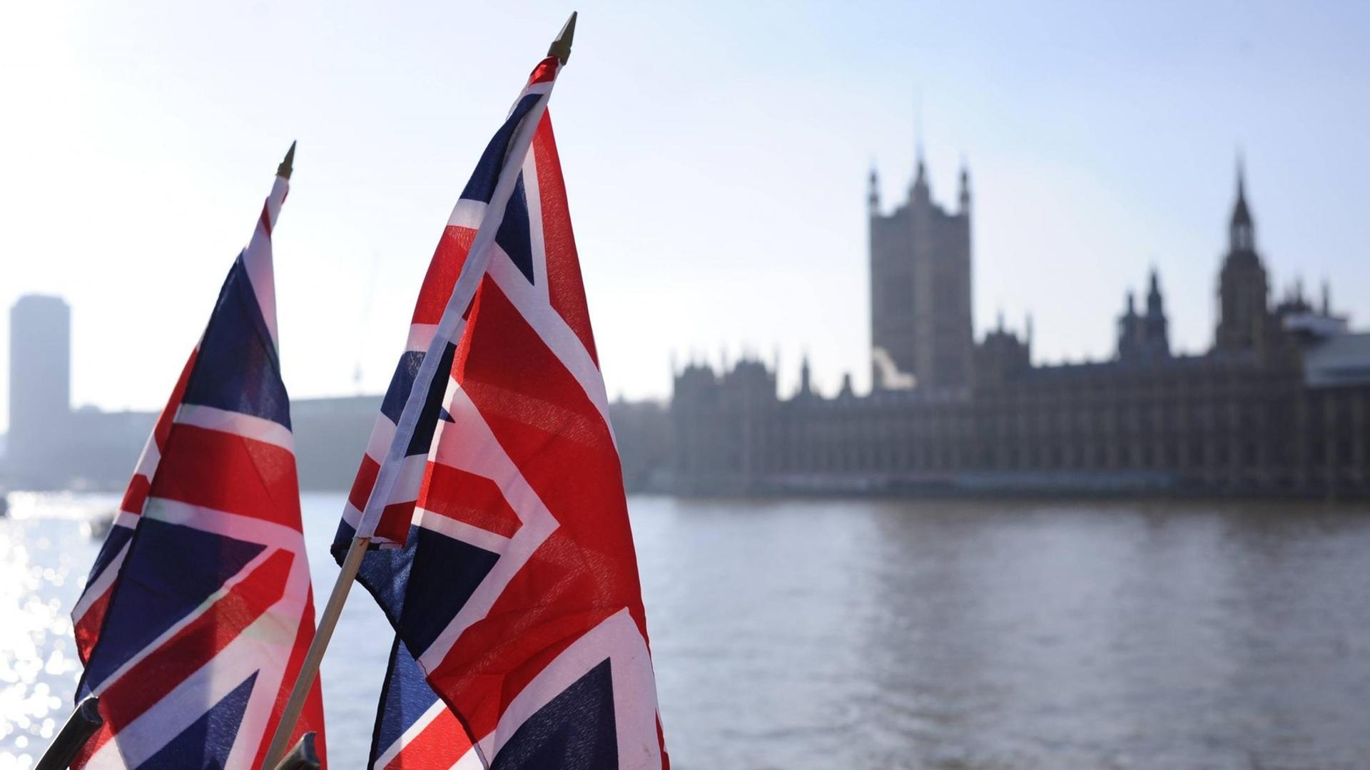 Britische Flaggen auf der Westminster Bridge in London Britische Flaggen auf der Westminster Bridge in London