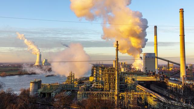 Eine Kokerei in Duisburg. Aus den Schornsteinen qualmt es. 