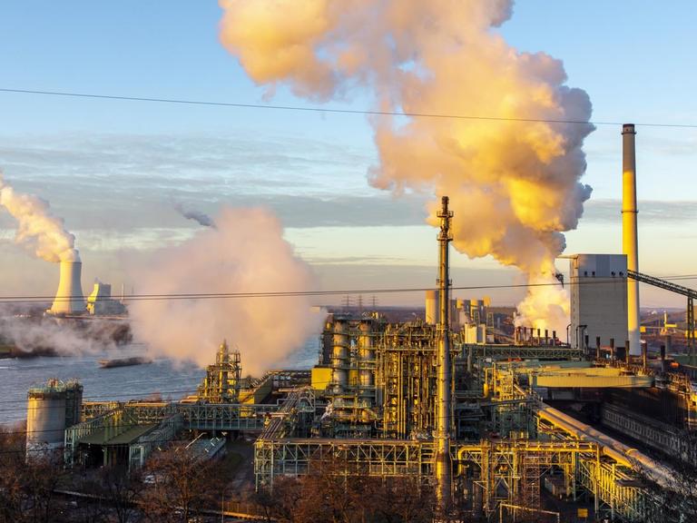 Kokerei Schwelgern ThyssenKrupp Steel in Duisburg Hamborn. Rechts im Bild sind Hochöfen zu sehen, hinten links, Kühlturm des Kohlekraftwerks Duisburg Walsum.