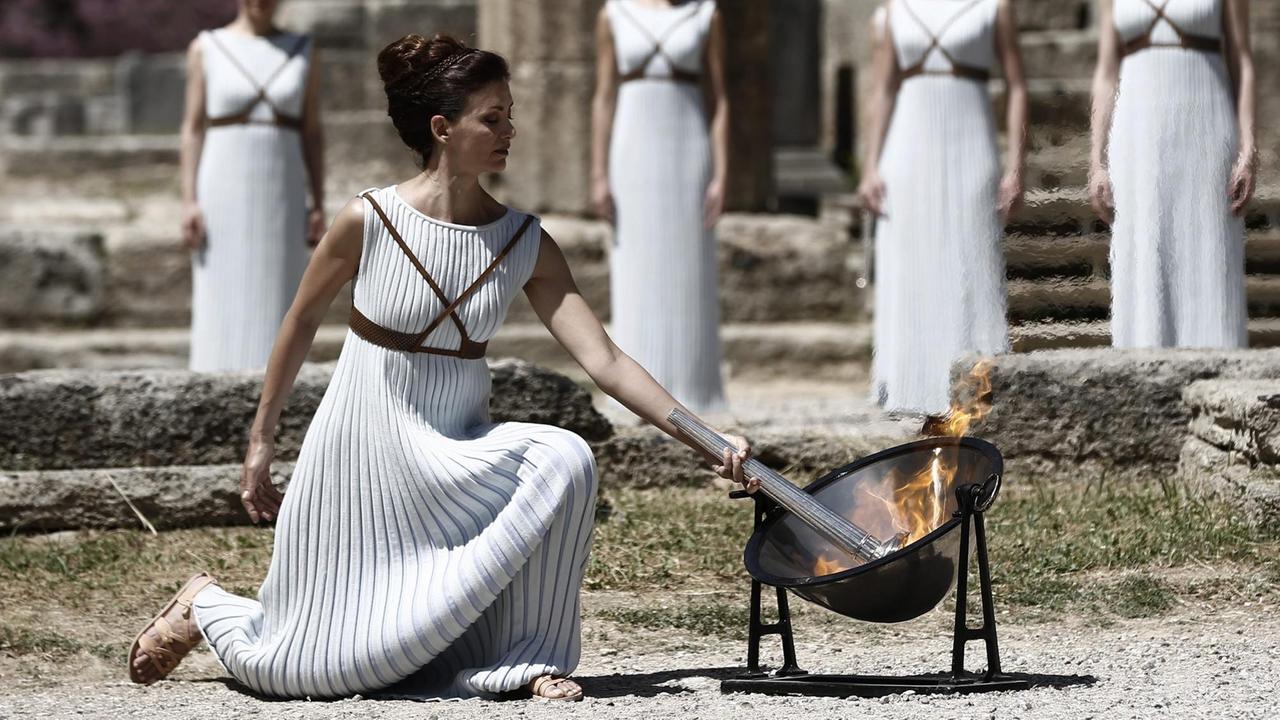 Das Olympische Feuer ist im Heiligen Hain des antiken Olympia in Griechenland entzündet worden.