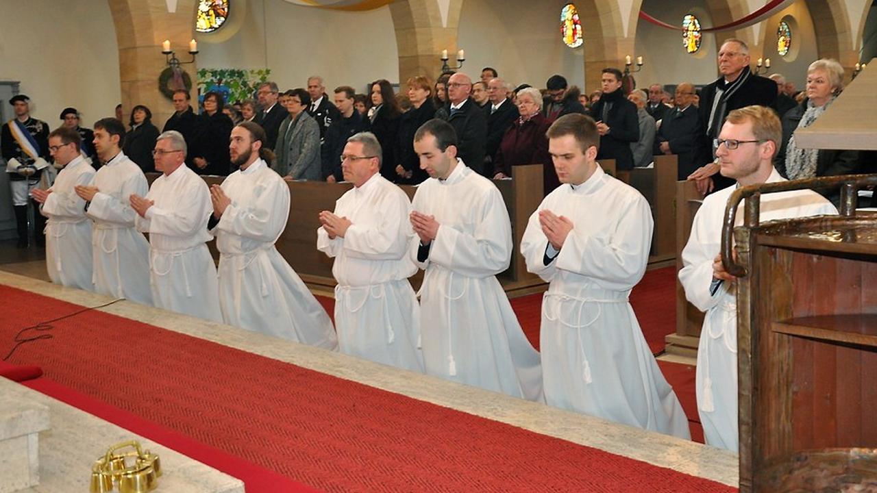 Das Foto vom 05.12.2015 zeigt acht Männer bei ihrer Weihe zum Diakon in Teublitz (Bayern).
