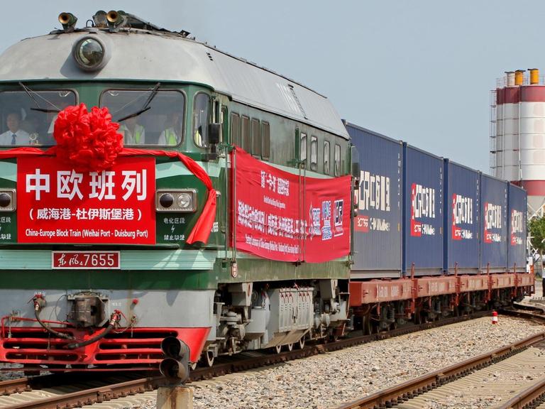 Ein geschmückter Zug fährt aus dem chinesische Hafen Weihai heraus, nach Diusburg (September 2017).