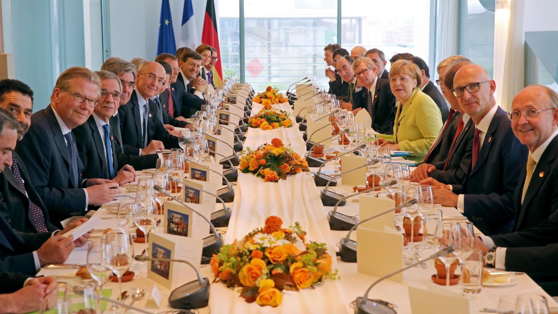 Bundeskanzlerin Angela Merkel bei einem Arbeitsessen mit Vertretern des European Round Table of Industrialists, einer Lobbyorganisation der Industrie in Brüssel
