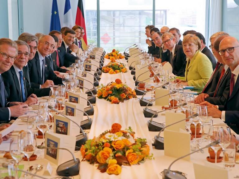 Bundeskanzlerin Angela Merkel bei einem Arbeitsessen mit Vertretern des European Round Table of Industrialists, einer Lobbyorganisation der Industrie in Brüssel