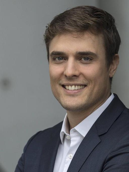 Porträt von Constantin Schreiber, Autor und Journalist.