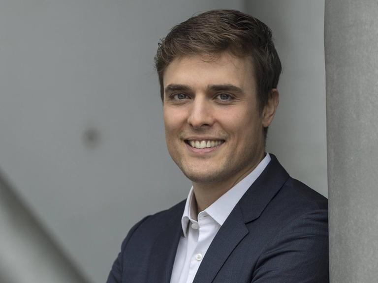 Porträt von Constantin Schreiber, Autor und Journalist.