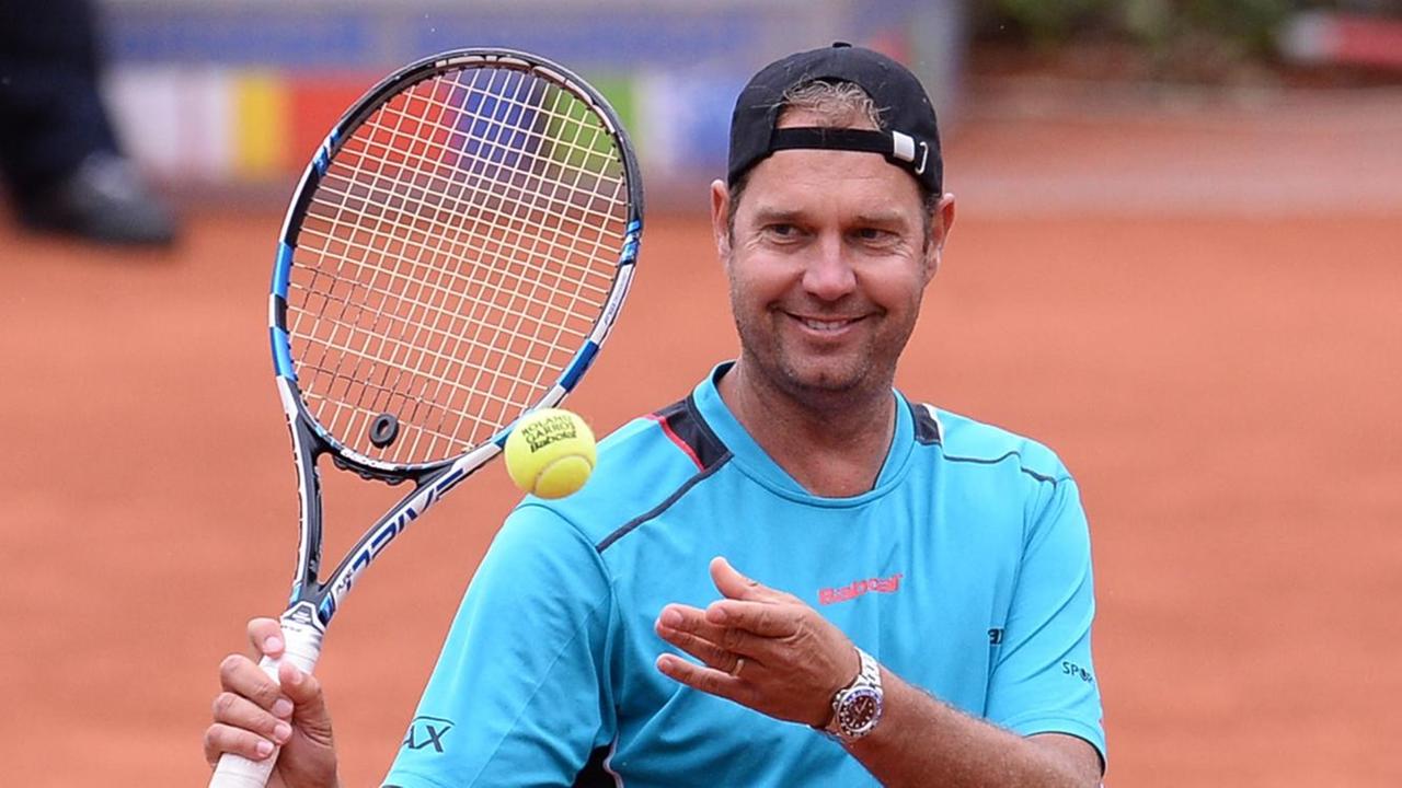 Ex-Tennis-Profi Marc-Kevin Göllner auf dem Spielfeld, mit Schläger in der Hand, einen Tennisball hoch werfend, er lächelt. Ex-Tennis-Profi Marc-Kevin Göllner auf dem Spielfeld, mit Schläger in der Hand, einen Tennisball hoch werfend, er lächelt.