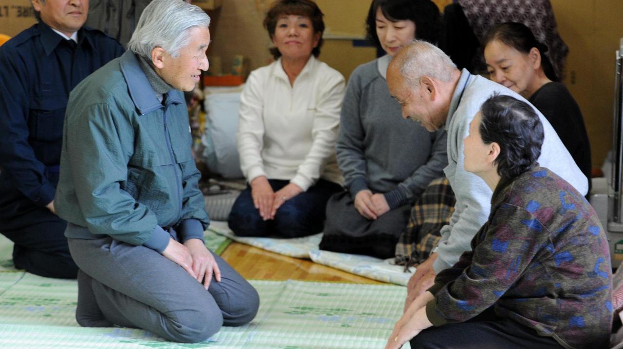 Japans Kaiser Akihito (Zweiter von links) spricht am 6. Mai 2011 in Kamaishi mit Überlebenden des schweren Erdbebens und Tsunami in Japan  
