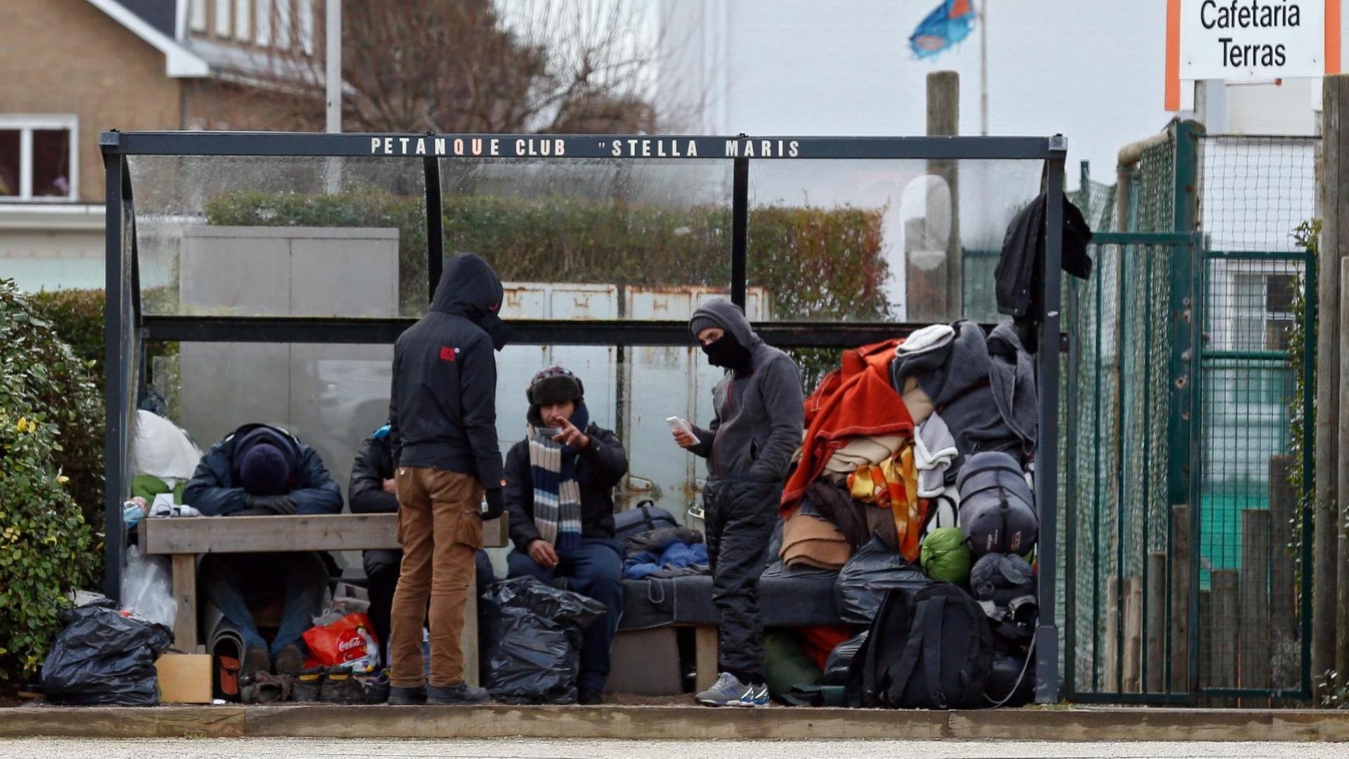 Flüchtlinge warten im belgischen Zeebrügge auf ihre Weiterreise nach Großbritannien.