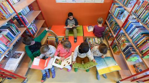 Pupils of class 1/2 a of the Marie Curie elementary school read at the new school library in Frankfurt, Germany, 5 December 2016. More than 100 school libraries provide reading material for children. Photo: Arne Dedert/dpa